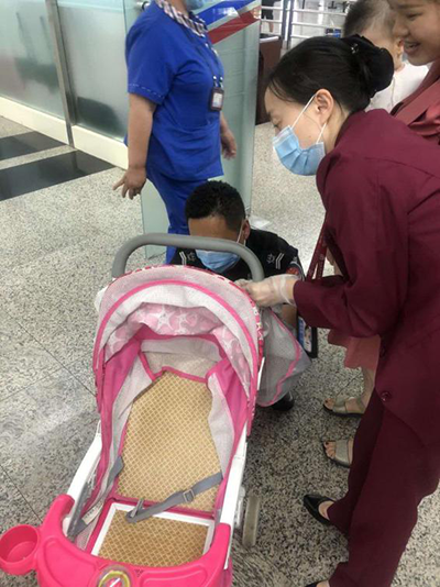 圖片1.png“真情服務(wù)”是讓旅客更加安心、放心、舒心的出行。行查室作為部門進(jìn)港服務(wù)的最后一個(gè)環(huán)節(jié)，在日常工作中也很注重服務(wù)細(xì)節(jié)。6月10日，行查室工作人員幫助旅客打開嬰兒車，為她排憂解難。.png