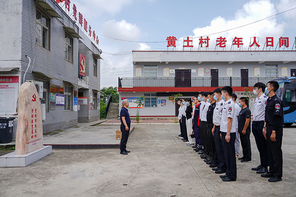 “助力鄉(xiāng)村振興，踐行艱苦奮斗” 將新員工黨性教育活動(dòng)搬到對(duì)口幫扶村1.jpg