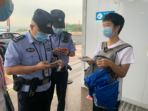 安檢站查獲一旅客冒用他人健康碼、核酸證明副本.jpg