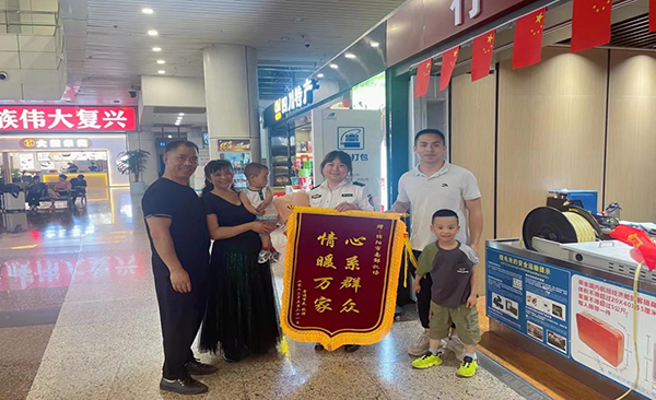 心系群眾，情暖萬家—— 綿陽(yáng)機(jī)場(chǎng)安檢站暖心服務(wù)獲錦旗.png