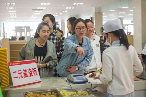 2元蓋澆飯后勤服務團隊：飄香十余載，暖心不漲價